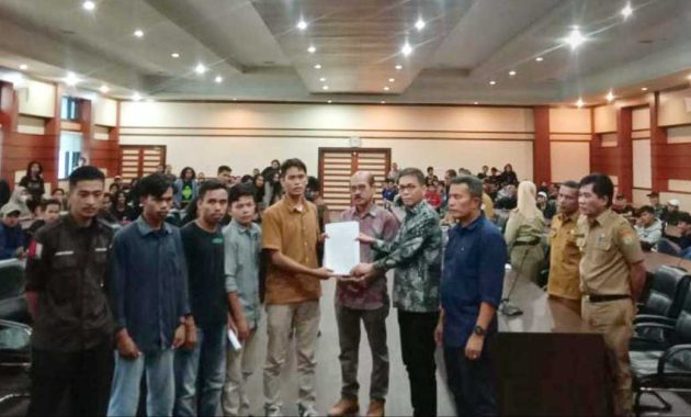Ketua DPRD Sulawesi Tenggara (Sultra), Abdurrahman Shaleh, anggota DPRD Sultra, Abustam dam Syahrul Said bersama mahasiswa membuat pernyataan terkait penolakan terhadap UU Cipta Kerja usai melakukan rapat dengar pendapat di kantor DPRD setempat, Senin (10/4/2023). Foto/R. Hafid/bentaratimur.id