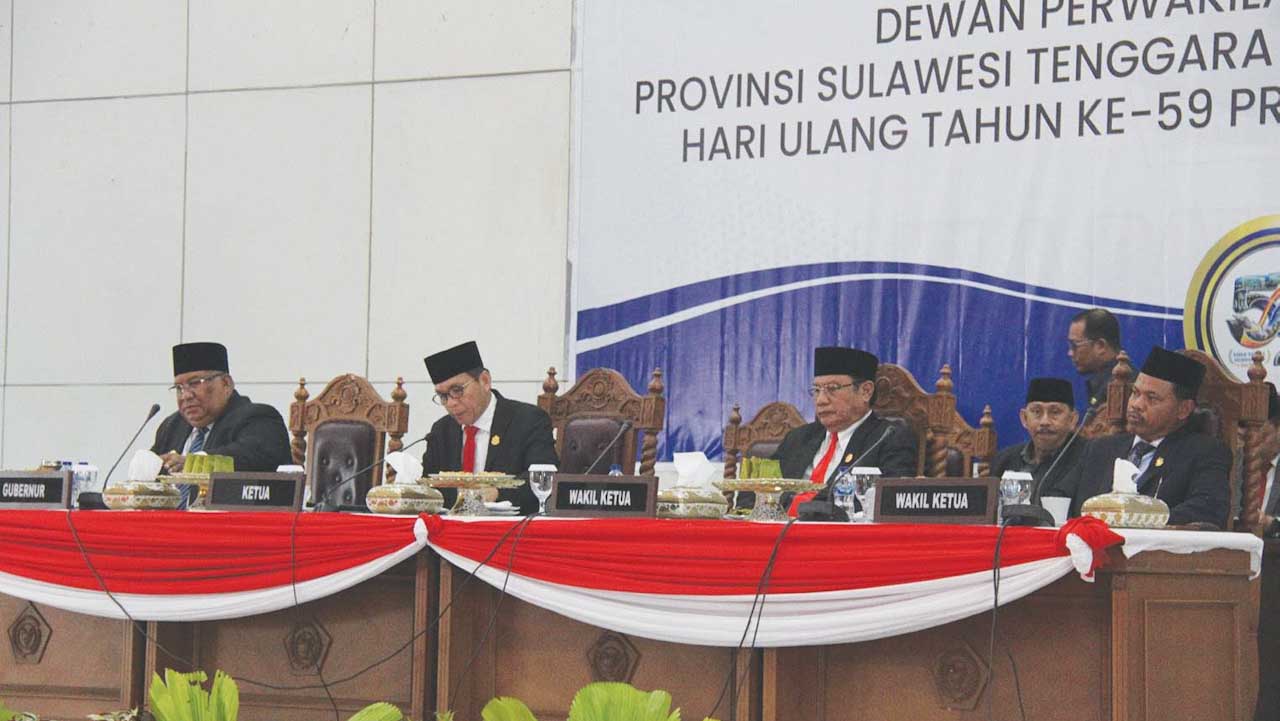 Ketua DPRD Sulawesi Tenggara (Sultra), Abdurrahman Shaleh (kedua dari kiri) memimpin rapat paripurna memperingati HUT ke-59 Provinsi Sultra di Aula Bahteramas Kantor Gubernur Sultra, Kamis (27/4/2023). Tampak Gubernur Sultra, Ali Mazi (kiri), Wakil Ketua DPRD Sultra, Herry Asiku (kedua dari kanan) dan Jumarding (kanan). Foto/ist