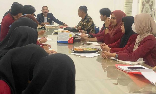 Universitas Muhammadiyah Kendari (UMK) bersama Kamar Dagang dan Industri (Kadin) Sulawesi Tenggara (Sultra) menggelar webinar kuliah umum mengenai hukum perdagangan internasional di kantor Kadin Sultra, Jumat (19/5/2023). Foto/ist