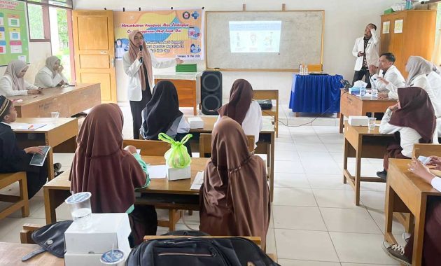 Mahasiswa Program Studi Pendidikan Profesi Apoteker angkatan IX Universitas Halu Oleo Kendari saat menggelar penyulahan apoteker cilik di daerah pesisir di Sekolah Dasar Negeri 1 Soropia, Kecamatan Soropia, Kabupaten Konawe, Sulawesi Tenggara, Jumat (19/5/2023). Foto/ist
