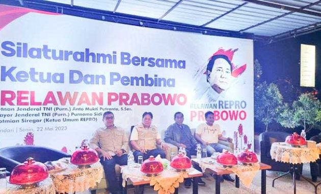 Relawan Prabowo (Repro) menggelar silaturahmi dan deklarasi dukungan kepada Menteri Pertahanan RI Prabowo Subianto untuk menjadi presiden RI 2024. Acara tersebut dilaksanakan di Warung Kopi Ana Wonua Kendari, pada Senin (22/5/2023) malam. Foto/R.Hafid/bentaratimur.id