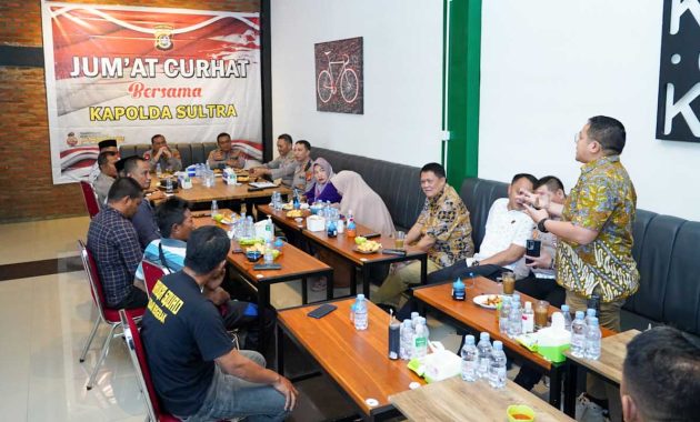 Polda Sultra kembali mengadakan pertemuan dengan masyarakat bertajuk Jumat Curhat sebagai moment untuk mendengarkan keluhan, saran serta kritik dari masyarakat, untuk membangun kinerja Polri yang lebih baik. Kegiatan itu dilaksanakan disalah satu warung kopi di Kelurahan Baruga, Kecamatan Baruga, Kota Kendari Jumat (26/5/2023). Foto/ist