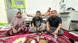 Direktur Operasional PT Abmindo, Lukman (pertama dari kanan) saat melihat kondisi karyawannya yang dirawat disalah satu rumah sakit di Kota Kendari, Kamis (26/5/2023). Foto/ist