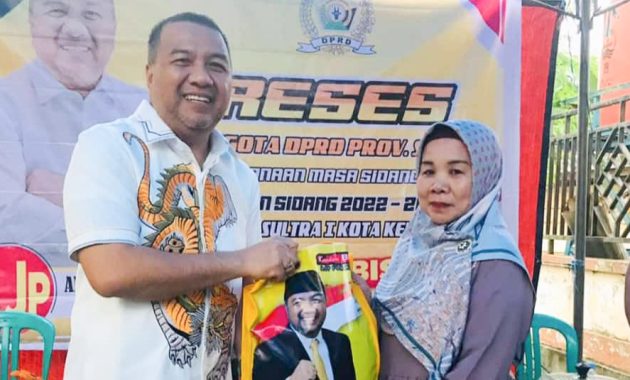 Anggota DPRD Provinsi Sulawesi Tenggara, Aksan Jaya Putra saat menyerahkan bingkisan sembako kepada warga KelurahanTobuha, Kecamatan Mandonga, Kota Kendari, saat melaksanakan reses di kelurahan tersebut, Rabu (31/5/2023). Foto/R. Hafid/bentaratimur.id