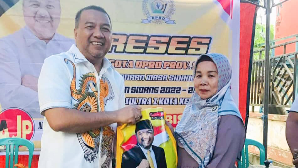 Anggota DPRD Provinsi Sulawesi Tenggara, Aksan Jaya Putra saat menyerahkan bingkisan sembako kepada warga KelurahanTobuha, Kecamatan Mandonga, Kota Kendari, saat melaksanakan reses di kelurahan tersebut, Rabu (31/5/2023). Foto/R. Hafid/bentaratimur.id