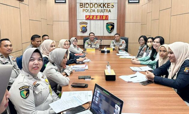 Tim Biddokkes yang dipimpin oleh Kabid Dokkes Polda Sultra, AKBP drg. Ignatius Hendra Arifianto saat zoom meeting bersama jajaran tim akreditasi untuk akreditasi fasilitas kesehatan tingkat pertama di Polda Sultra, Senin (5/6/2023). Foto/ist