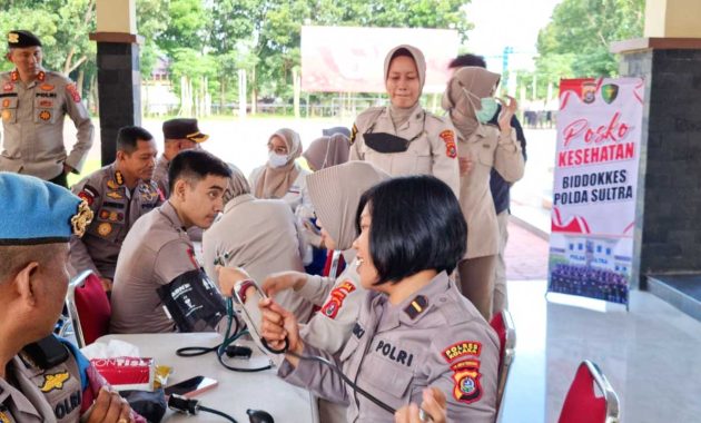 Tim Bidang Kedokteran dan Kesehatan (Biddokkes) Polda Sulawesi Tenggara (Sultra) melakuka pemeriksaan kesehatan (Rikkes) gratis terhadap personel para pejabat utama (PJU) di Markas Kepolisian Daerah (Mapolda) Sultra, Senin (5/6/2023). Foto/ist