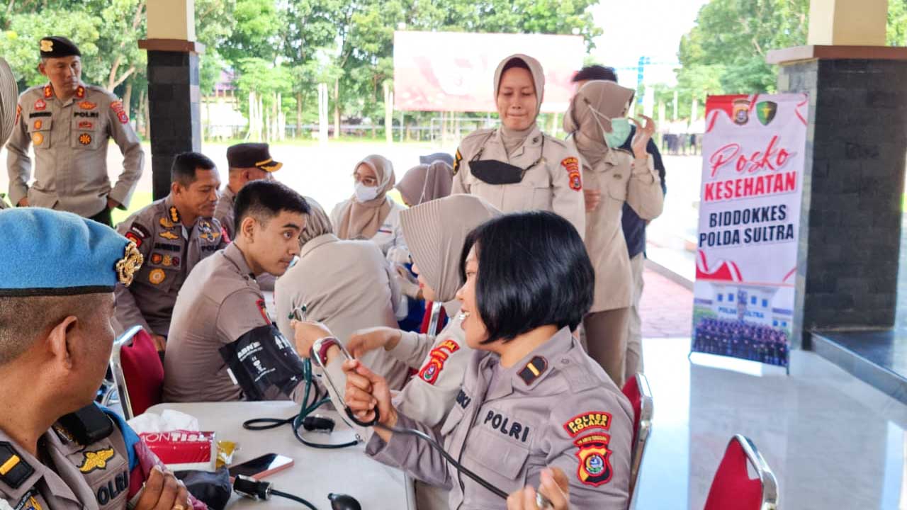 Tim Bidang Kedokteran dan Kesehatan (Biddokkes) Polda Sulawesi Tenggara (Sultra) melakuka pemeriksaan kesehatan (Rikkes) gratis terhadap personel para pejabat utama (PJU) di Markas Kepolisian Daerah (Mapolda) Sultra, Senin (5/6/2023). Foto/ist