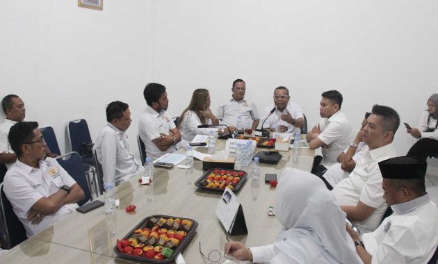 Ketua Umum Bidang Lingkungan Hidup dan Kehutanan Kamar Dagang dan Industri (Kadin) Indonesia, Silverius Oscar Unggul melakukan diskusi bersama pengurus Kadin Sulawesi Tenggara (Sultra) di kantor Kadin Sultra, Jalan Brigjen Yoenoes Madjid, Kendari, Jumat (9/6/2023). Foto/ist