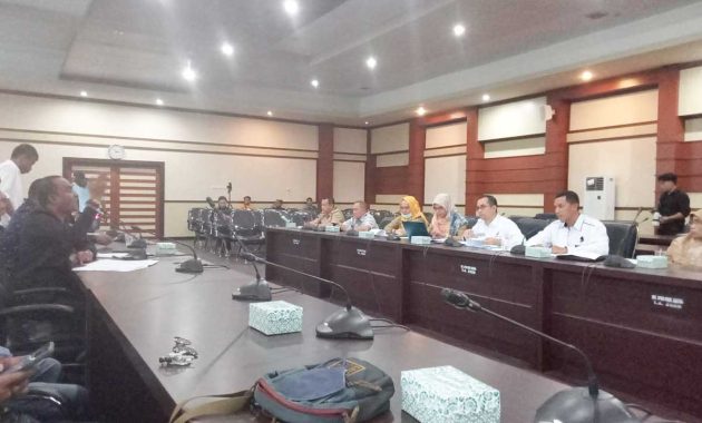 Suasana rapat dengar pendapat atau hearing DPRD Provinsi Sulawesi Tenggara (Sultra) bersama Koalisi Masyarakat Menggugat dan Balai Pengawas Obat dan Makanan (BPOM) Kendari, di ruang rapat Sekretariat DPRD Sultra, Selasa (20/6/2023). Foto/ist