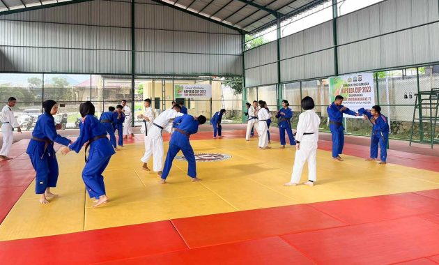 Tim Judo Bhayangkara Polda Sulawesi Tenggara (Sultra) terus mematangkan persiapan untuk mengikuti turnamen Judo Kapolri Cup 2023. Latihan dipusatkan di Dojo Judo Sangia Bhayangkara Polda Sultra. Foto/ist