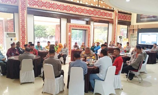 Suasana silaturahmi Kapolda Sulawesi Tenggara (Sultra), para pejabat utama Polda Sultra, bersama sejumlah tokoh masyarakat Muna yang ada di Kota Kendari. Pertemuan itu dilaksanakan di Polda Sultra, Rabu (21/6/2023). Foto/ist
