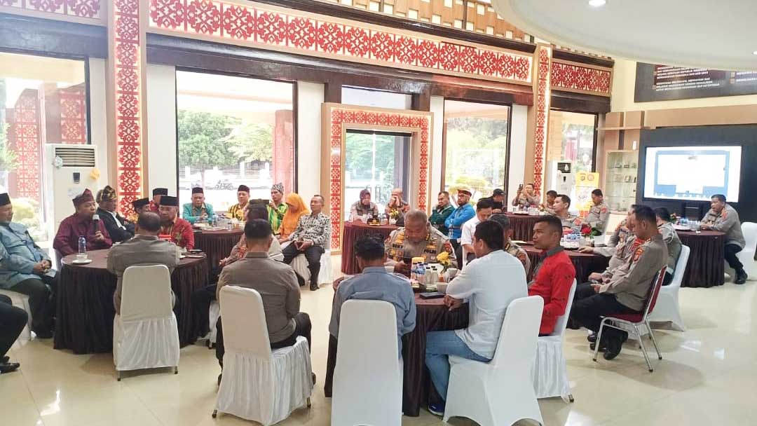 Suasana silaturahmi Kapolda Sulawesi Tenggara (Sultra), para pejabat utama Polda Sultra, bersama sejumlah tokoh masyarakat Muna yang ada di Kota Kendari. Pertemuan itu dilaksanakan di Polda Sultra, Rabu (21/6/2023). Foto/ist