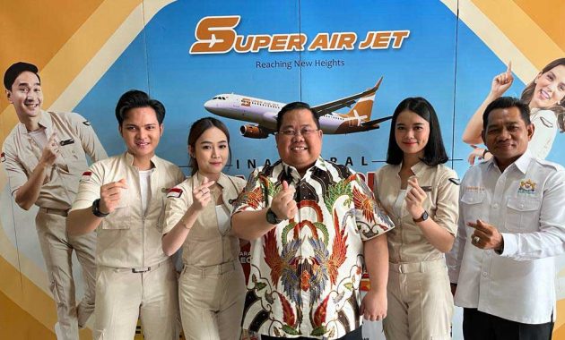 Ketua Kamar Dagang dan Industri (Kadin) Sulawesi Tenggara (Sultra), Anton Timbang (tengah) berfoto bersama pramugari dan pramugara maskapai Super Air jet, usai peresmian penerbangan perdana maskapai tersebut di Bandara Halu Oleo (UHO) Kendari, Jumat (23/6/2023). Foto/ist