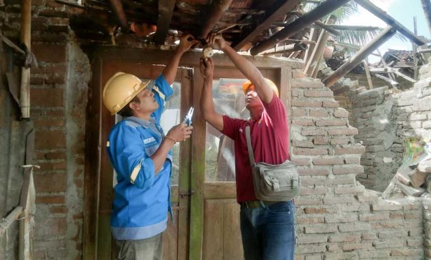 Petugas PLN saat membantu memulihkan sistem kelistrikan dan membantu merenovasi rumah warga terdampak setelah terjadinya gempa di Bantul, pada Sabtu (1/7/2023). Foto/dokumen PLN