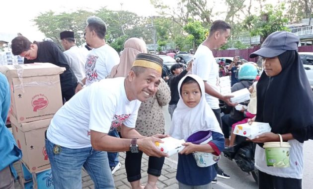 Kasat Reskrim Polresta Kendari, AKP Fitrayadi saat membagikan paket berbuka puasa kepada warga Kota Kendari yang melintas di area MTQ Kendari, Jumat (7/4/2023). Foto/ist