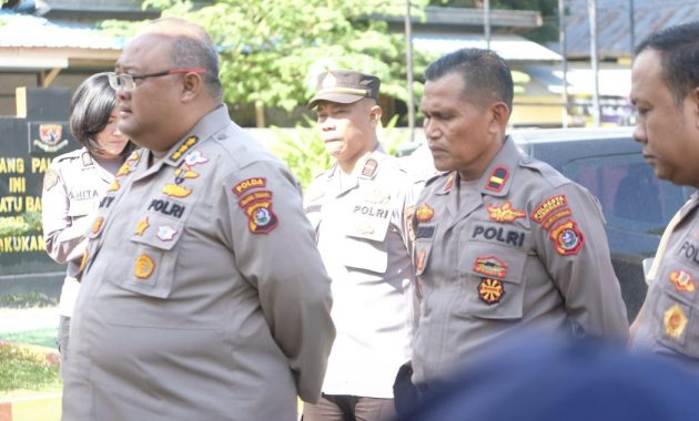 Kepala Biro (Karo) SDM Polda Sultra, Kombes Pol Danang Beny saat memberikan motivasi kepada anak-anak Pesisir Soropia di Mapolsek Soropia, Sabtu (15/4/2023). Foto/ist