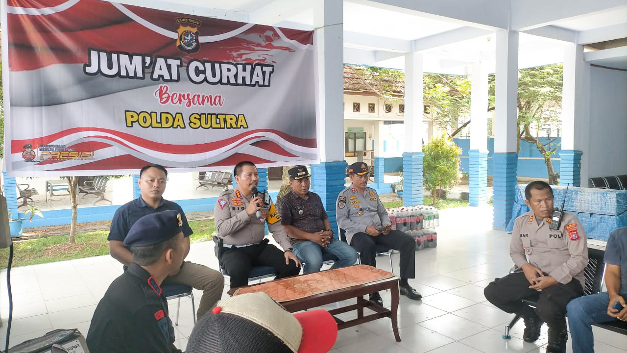Polda Sulawesi Tenggara (Sultra) kembali mengadakan pertemuan dengan warga bertajuk Jumat Curhat. Kegiatan itu dilaksanakan di Terminal Baruga, Kecamatan Baruga, Kota Kendari, Jumat (21/4/2023). Foto/ist