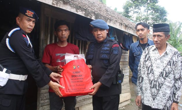 Satuan Brimob (Satbrimob) Polda Sulawesi Tenggara (Sultra), kembali melakukan bakti sosial dengan membagikan paket sembako ke warga kurang mampu di RT 14, Kelurahan Baruga, Kecamatan Baruga, Kota Kendari, Jumat (5/5/2023). Foto/ist