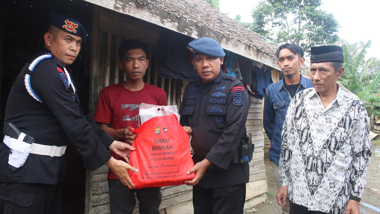 Satuan Brimob (Satbrimob) Polda Sulawesi Tenggara (Sultra), kembali melakukan bakti sosial dengan membagikan paket sembako ke warga kurang mampu di RT 14, Kelurahan Baruga, Kecamatan Baruga, Kota Kendari, Jumat (5/5/2023). Foto/ist
