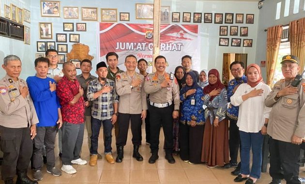 Polda Sulawesi Tenggara (Sultra) kembali mengadakan pertemuan dengan warga bertajuk Jumat Curhat. Kegiatan itu dilaksanakan di salah satu warkop di Kota Kendari, Jumat (12/5/2023). Foto/ist