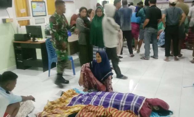 Para korban kecelakaan kapal di Teluk Mawasangka Tengah, Kabupaten Buton Tengah yang meninggal dunia saat berada di Puskesmas Mawasangka Timur, Senin (24/7/2023). Foto/ist