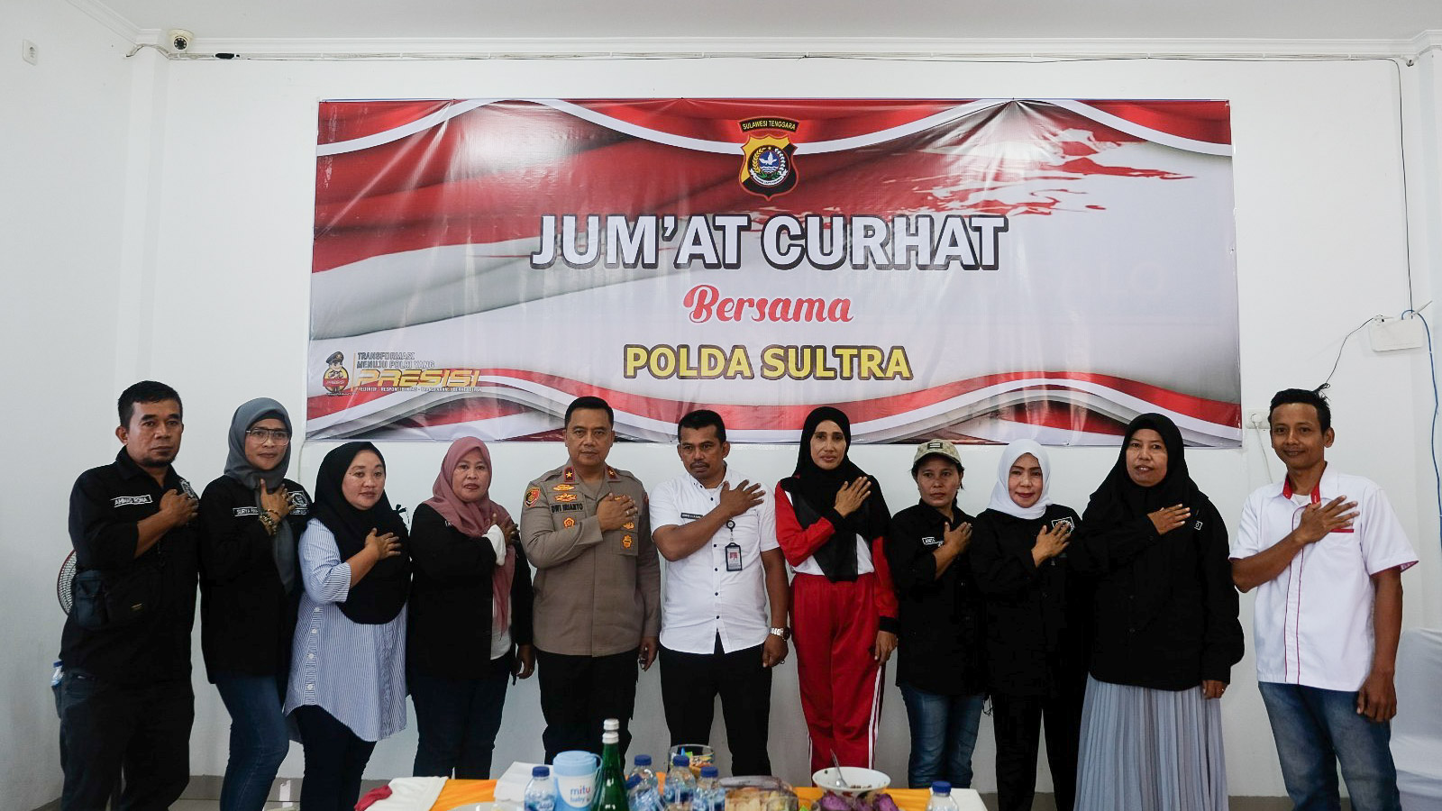 Kepolisian Daerah (Polda) Sulawesi Tenggara (Sultra) kembali melaksanakan kegiatan Jumat Curhat untuk menyerap keluhan dan aspirasi masyarakat. Kali ini, kegiatan ini dilaksanakan di Kelurahan Kampung Salo, Kecamatan Kendari, Kota Kendari, Jumat (4/8/2023). Foto/ist