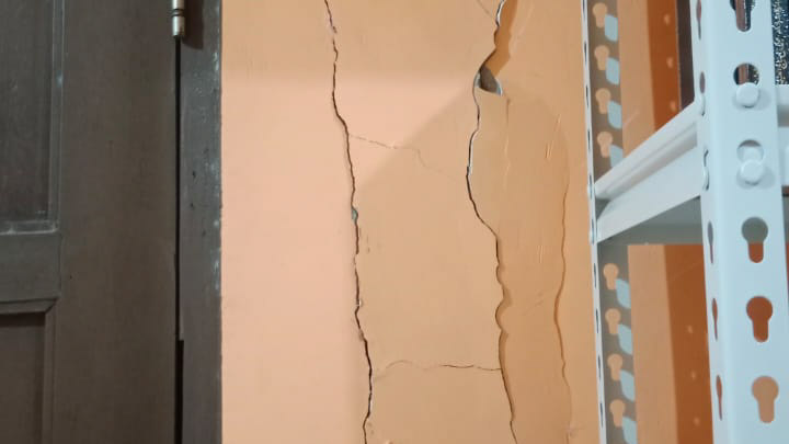 Dinding rumah warga di Kota Kendari mengalami keretakan diduga dampak pembangunan Rumah Sakit Permata Bunda. Foto/ist