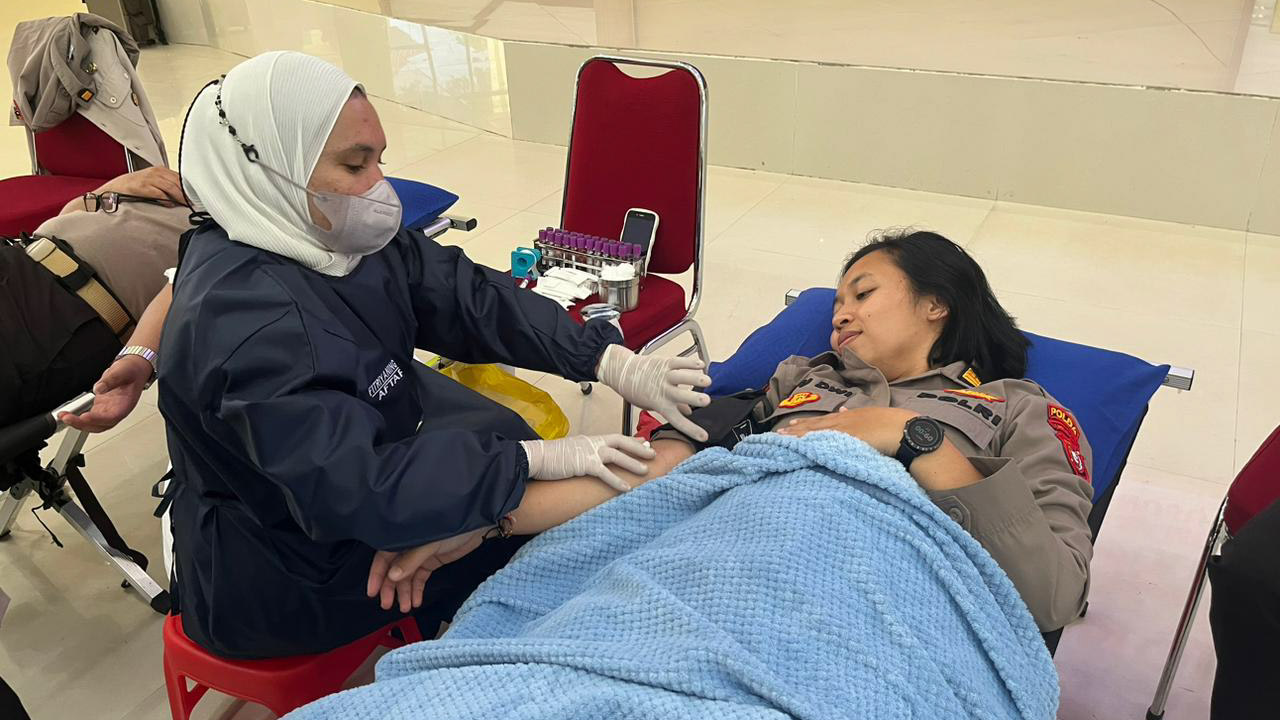 Polda Sulawesi Tenggara (Sultra) bersama unit transfusi darah (UTD) Palang Merah Indonesia (PMI) menggelar aksi donor darah dalam rangka memperingati hari jadi ke-75 Polwan di ruang Aula Dhalas Polda Sultra, Rabu (9/8/2023). Foto/ist
