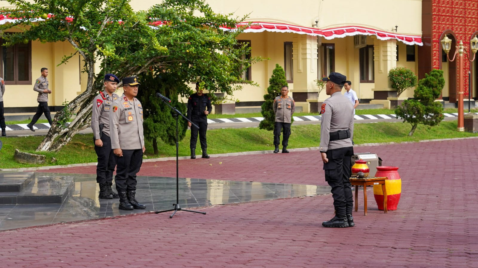 Wakil Kepala Kepolisian Daerah Sulawesi Tenggara (Sultra), Brigjen Pol Dwi Iriyanto saat memimpin upacara penyambutan perwira remaja lulusan akademi kepolisian tahun 2023 yang ditempatkan di Polda Sultra. Upacara itu berlangsung di lapangan apel Mapolda Sultra, Rabu (9/8/2023). Foto/ist