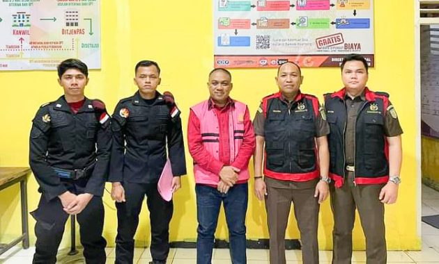 Mantan Bupati Buton Selatan, La Ode Arusani (ketiga dari kanan) dengan mengunakan rompi tahanan kejaksaan saat berada di Rumah Tahan Kelas IIA Baubau untuk menjalani masa penahanan selama 20 hari ke depan, Senin (14/8/2023). Foto/ist