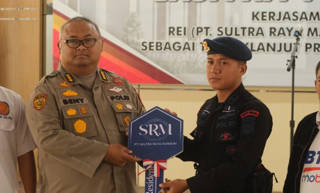 Kepala Biro Sumber Daya Manusia (SDM) Polda Sultra, Kombes Pol Danang Beny Kuspriandono menyerahkan kunci rumah secara simbolis kepada salah seorang anggota Polri di acara penandatanganan perjanjian kredit perumahan bagi personel pegawai negeri Polri (PNPP) di Aula Dachara Mapolda Sultra, Jumat (18/8/2023). Foto/ist