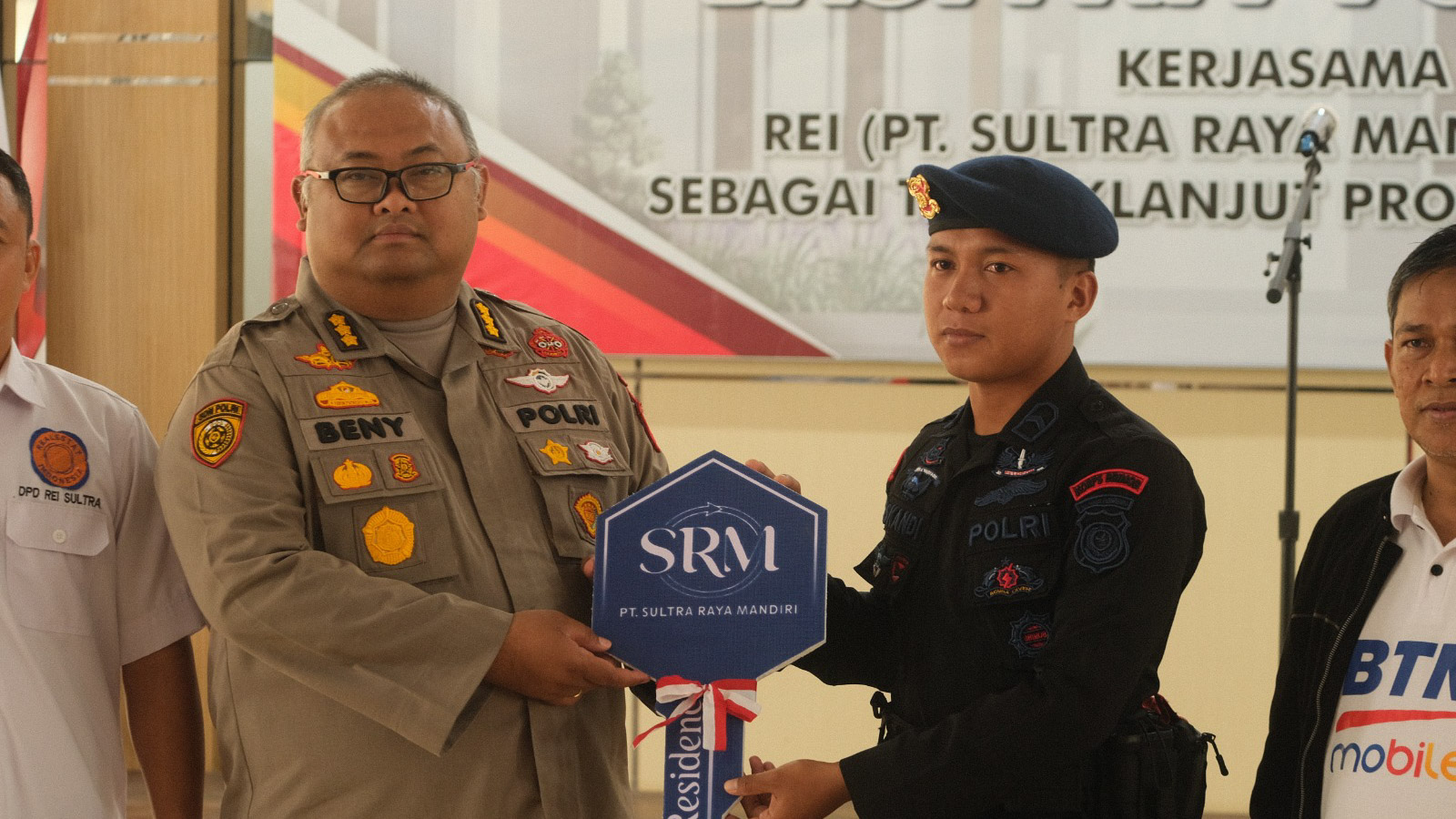Kepala Biro Sumber Daya Manusia (SDM) Polda Sultra, Kombes Pol Danang Beny Kuspriandono menyerahkan kunci rumah secara simbolis kepada salah seorang anggota Polri di acara penandatanganan perjanjian kredit perumahan bagi personel pegawai negeri Polri (PNPP) di Aula Dachara Mapolda Sultra, Jumat (18/8/2023). Foto/ist
