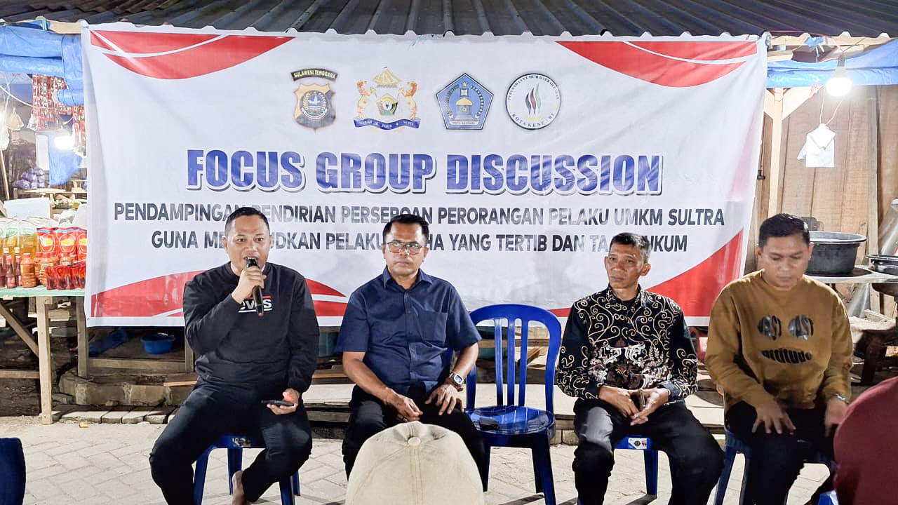 Kamar Dagang dan Industri Sulawesi Tenggara (Sultra) melakukan focus group discussion (FGD) bersama Polda Sultra, Perumda Pasar Kota Kendari dan para pedagang Pasar Wayong di Pasar Wayong, Jumat malam (18/9/2023). Foto/ist