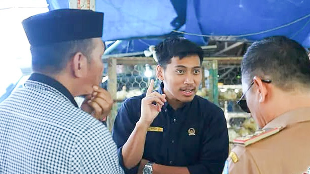 Ketua Komisi II DPRD Kota Kendari, Rizky Brilian Pagala (baju hitam) melakukan kunjungan lapangan di Pedys Market Mandonga untuk melihat langsung kondisi tempat jualan ayam yang mengalami kerusakan beberapa waktu lalu. Foto/ist