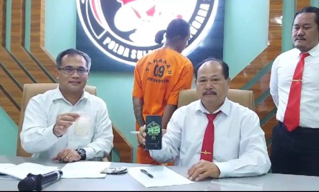 Wakil Direktur Reserse Narkoba Polda Sultra, AKBP Debby Asri Nugroho (pertama dari kiri) memperlihatkan barang bukti sabu seberat 50,27 gram yang diamankan dari seorang kurir bernama Sultan (25), Senin (21/8/2023). Foto/ist