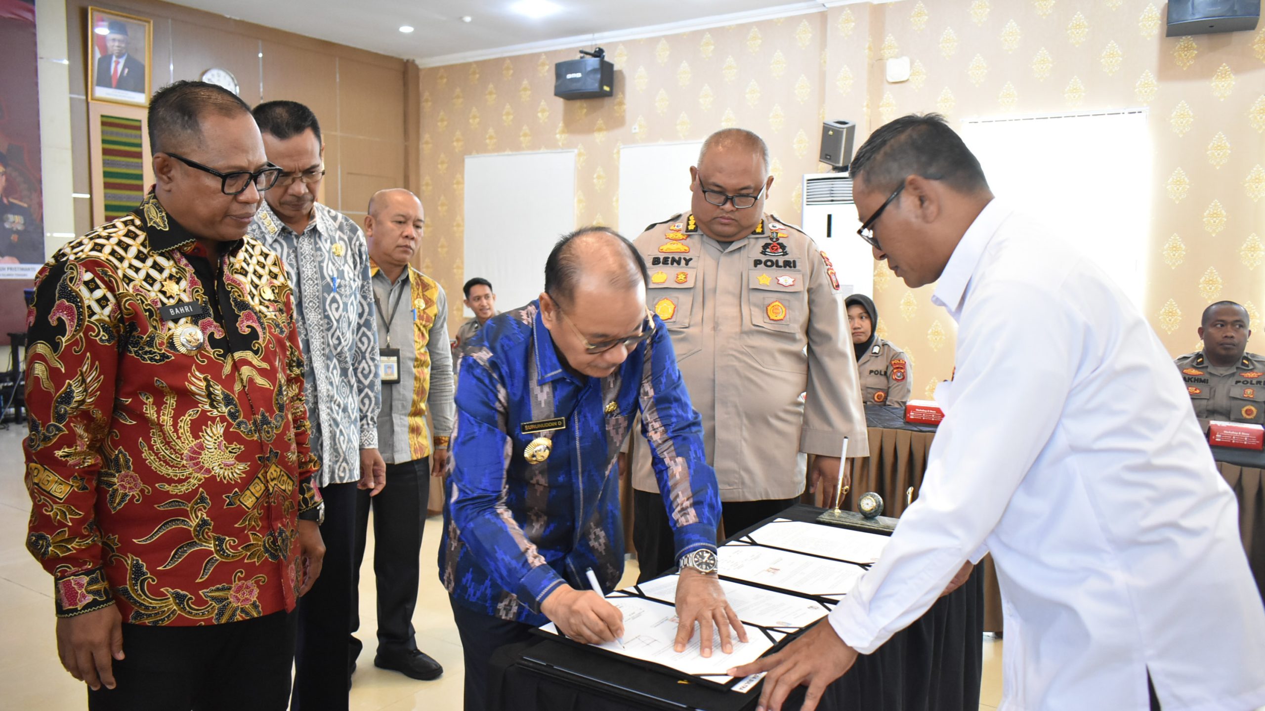 Pemerintah Kabupaten Konawe Selatan dan Muna Barat menandatangani momerandum of understanding dengan Polda Sulawesi Tenggara (Sultra) terkait assessment center Polri di Aula Dachara Polda Sultra, Kamis (24/8/2023). Foto/ist