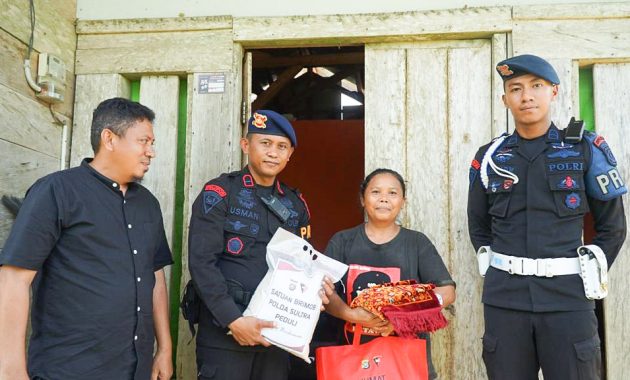 Personel Brimob Polda Sulawesi Tenggara (Sultra) menyalurkan bantuan paket sembako kepada warga di RT 08 Desa Langgea, Kecamatan Ranomeeto, Kabupaten Konawe Selatan, Sabtu (3/6/2023). Foto/ist