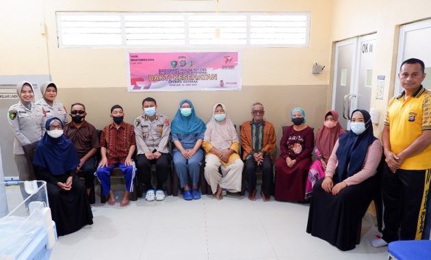 Rumah Sakit (RS) Bhayangkara Kendari menggelar operasi katarak gratis bagi warga kurang mampu yang ada di daerah tersebut sebagai bentuk kepedulian sosial dalam rangka memperingati Hari Bhayangkara ke-77 tahun 2023. Foto/ist