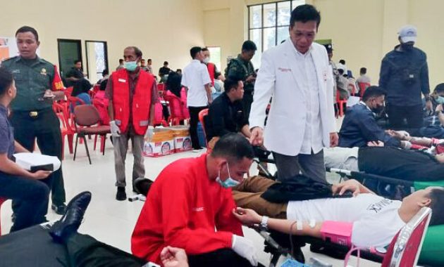 Ketua Palang Merah Indonesia Provinsi Sulawesi Tenggara (Sultra), Abdurrahman Shaleh (baju putih) saat menghadiri aksi donor darah yang dilaksanakan oleh Polda Sultra dalam rangka memperingati Hari Bhayangkara ke-77 di Aula Dharana Lastarya Polda Sultra, Kamis (15/6/2023). Foto/ist