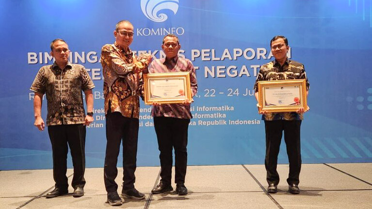 Kementerian Komunikasi dan Informatika Republik Indonesia memberikan penghargaan kepada Subdit V Tipidsiber Direktorat Reserse Kriminal Khusus Polda Sulawesi Tenggara sebagai Polda terbaik dalam pengajuan penanganan aduan instansi. Foto/ist
