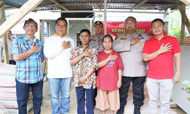 Wakil Kepala Kepolisian Daerah (Wakapolda) Sulawesi Tenggara (Sultra), Brigjen Pol Dwi Irianto (baju putih) saat mengunjungi rumah salah seorang ASN Polresta Kendari yang akan di bedah oleh Polda Sultra, Jumat (23/6/2023). Foto/ist