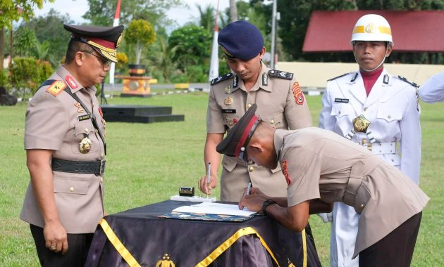 Wakil Kepala Kepolisian Daerah Sulawesi Tenggara (Sultra) Brigjen Pol Dwi Irianto memimpin upacara penutupan pendidikan pembentukan bintara Polri gelombang I tahun 2023 di SPN Polda Sultra pada Kamis (6/7/2023). Foto/ist