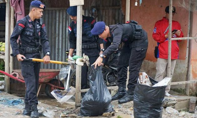 Satuan Brimob Polda Sulawesi Tenggara turun membersihkan sampah yang berserakan di beberapa lokasi di Kota Kendari, Kamis (13/7/2023). Foto/ist