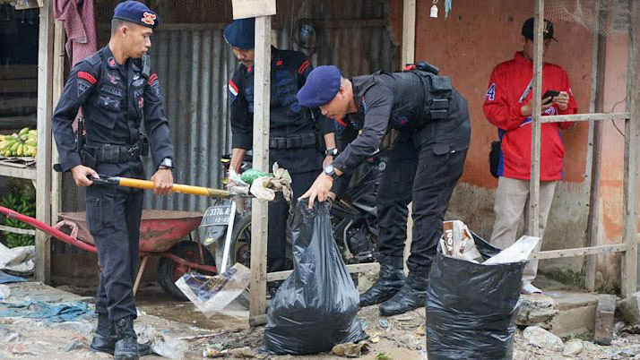 Satuan Brimob Polda Sulawesi Tenggara turun membersihkan sampah yang berserakan di beberapa lokasi di Kota Kendari, Kamis (13/7/2023). Foto/ist