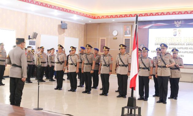 Kapolda Sulawesi Tenggara (Sultra), Irjen Pol Teguh Pristiwanto saat memimpin upacara serah terima jabatan pergantian pejabat di lingkungan Polda setempat, Selasa (11/7/2023). Foto/ist