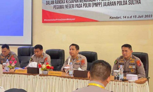 Bidang Kedokteran Kesehatan (Biddokkes) Polda Sulawesi Tenggara (Sultra) bekerja sama dengan Rumah Sakit Bhayangkara memperkuat kemampuan personel memberikan pertolongan pertama jika terjadi gawat darurat dalam menghadapi Pemilu 2024. Foto/st