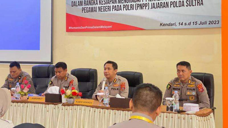Bidang Kedokteran Kesehatan (Biddokkes) Polda Sulawesi Tenggara (Sultra) bekerja sama dengan Rumah Sakit Bhayangkara memperkuat kemampuan personel memberikan pertolongan pertama jika terjadi gawat darurat dalam menghadapi Pemilu 2024. Foto/st