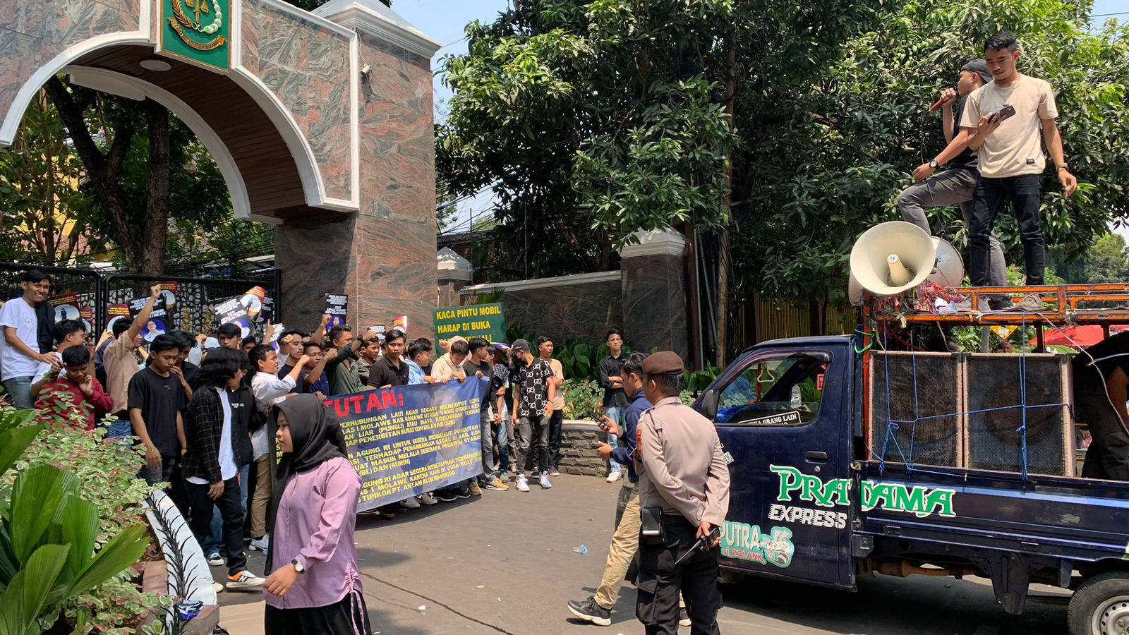 Ratusan pemuda dan hahasiswa yang tergabung dalam Himpunan Pemuda 21 Nusantara (HP 21 Nusantara) dan Konsorsium Nasional Pemantau Pertambangan dan Agraria (KONUTARA) melakukan aksi unjuk rasa di Kantor Kejaksaan Agung (Kejagung) RI, Senin (4/9/2023). Foto/ist