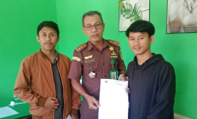 Kepala Bidang Advokasi Hukum dan HAM LPMP Sulawesi Tenggara (Sultra), Afdhal menyerahkan beberapa berkas dugaan keterlibatan Direktur Utama PT RRA dalam pusaran kasus korupsi di PT Antam UBPN Konawe Utara kepada Kejati Sultra, Selasa (5/9/2023). Foto/ist